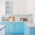 кухня в бело-голубых цветах