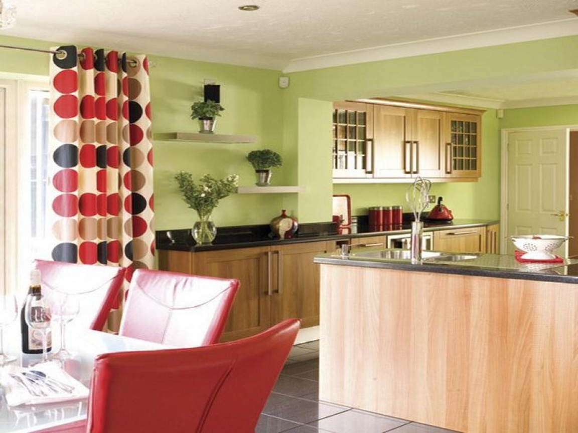 оливковые стены на кухне с яркими шторами