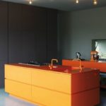 оранжевая кухня серые стены
