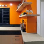 оранжевая кухня с черным и белым