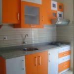 оранжевая кухня полосатая