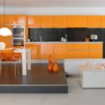оранжевая кухня белый диван