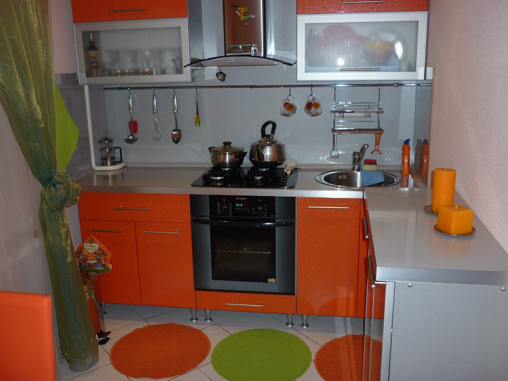 фисташково-оранжевая кухня