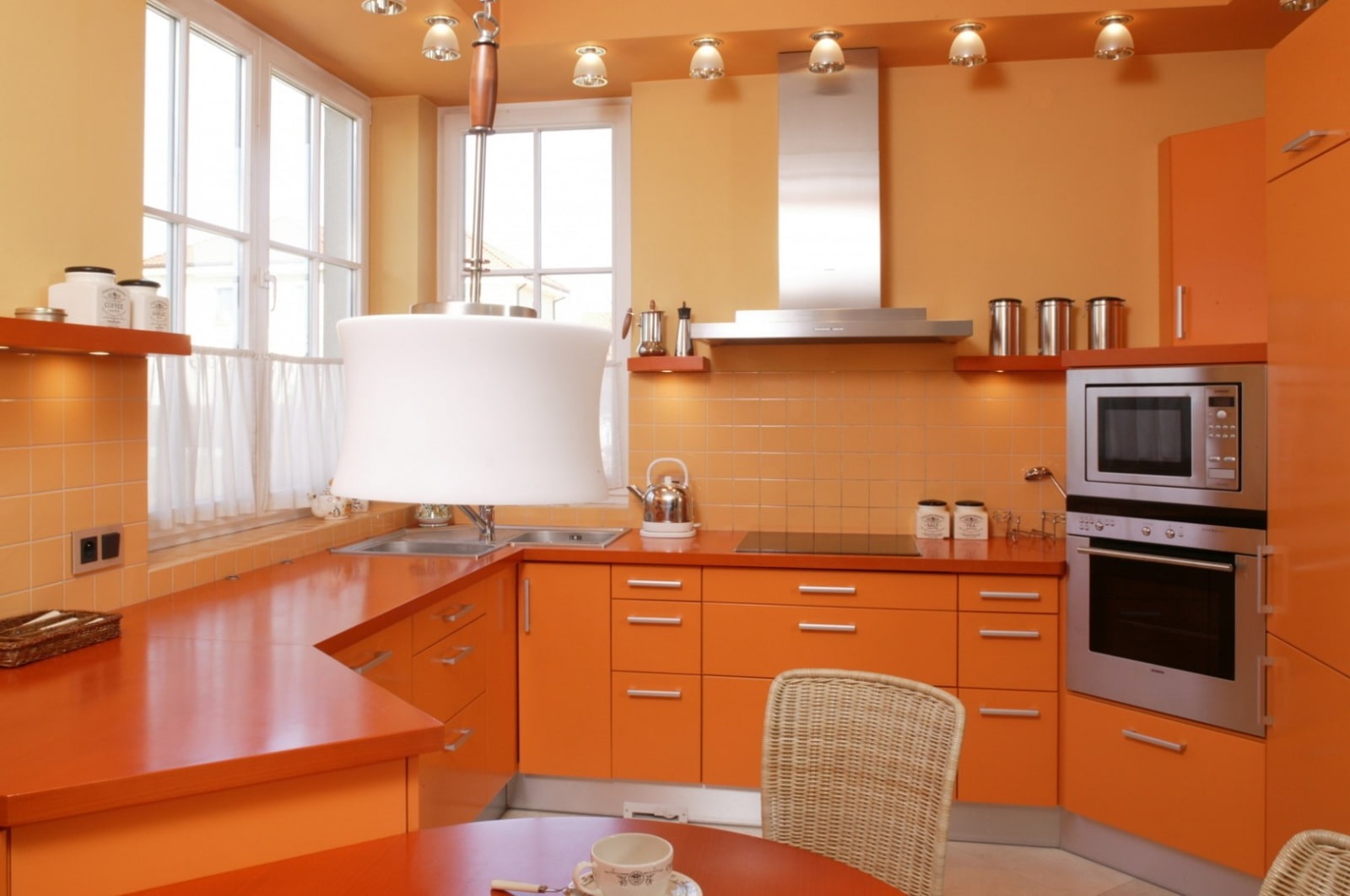кухня в оранжевом цвете