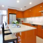 оранжевая кухня с белой мебелью