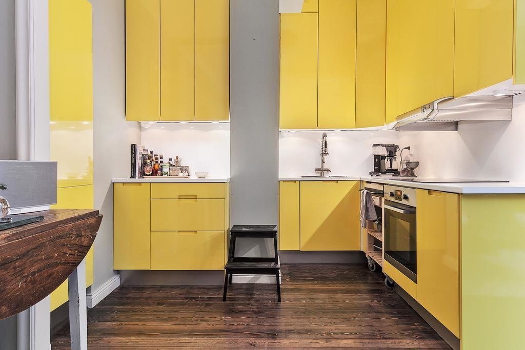 пол на желтой кухне