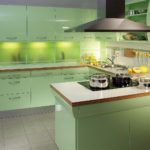 стеклянные вставки на оливковом кухонном гарнитуре