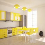 кухня с желтыми светильниками