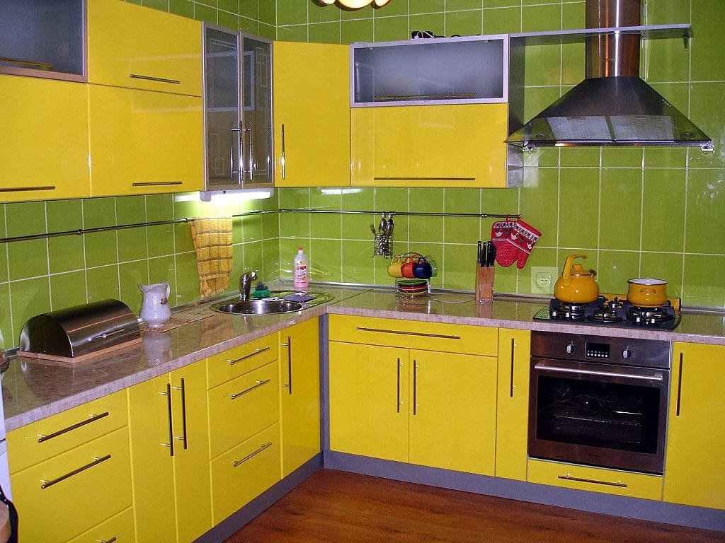 желто-зеленная кухня