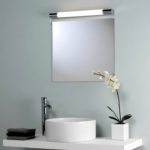 белое зеркало для ванной