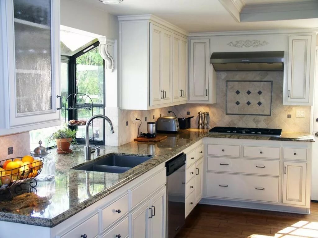 Кухонный гарнитур с раковиной у окна фото дизайн