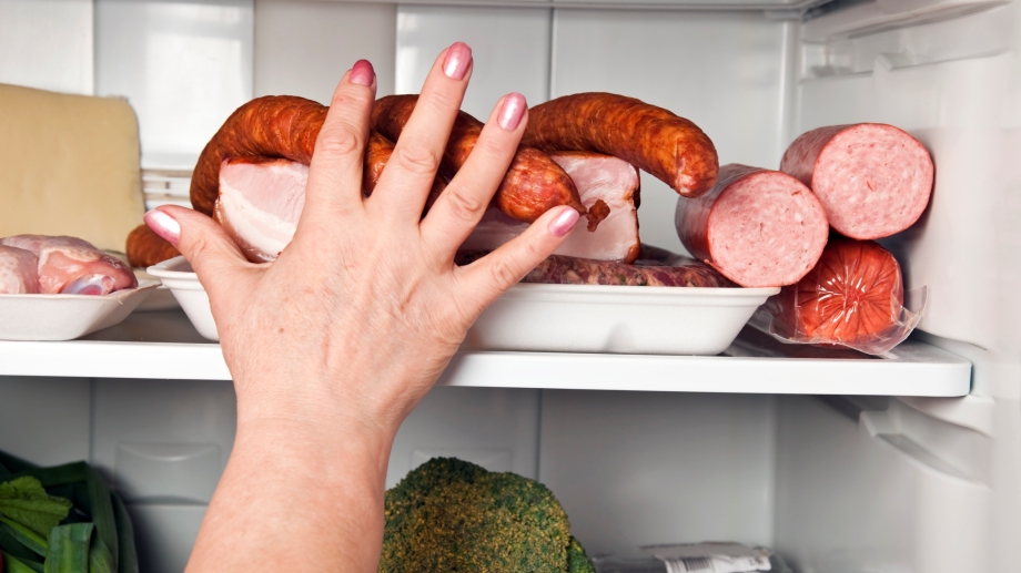 колбаса в холодильнике