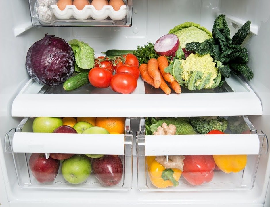 овощи и фрукты в холодильнике