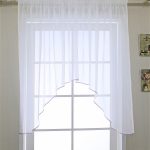 белый тюль в форме арки для кухонного окна