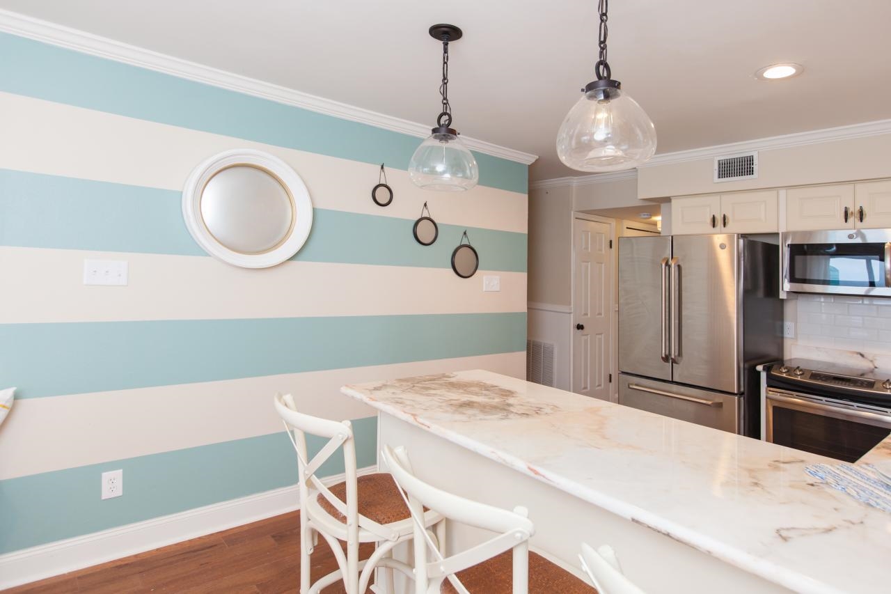 Ремонт на кухне обои. Окрашивание стен на кухне. Стены на кухне. Крашенные стены на кухне. Интерьер кухни покраска стен.