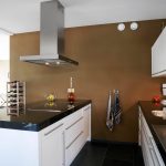 кухня с коричневыми стенами