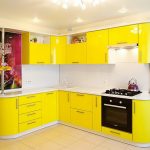 желтая блестящая угловая кухня