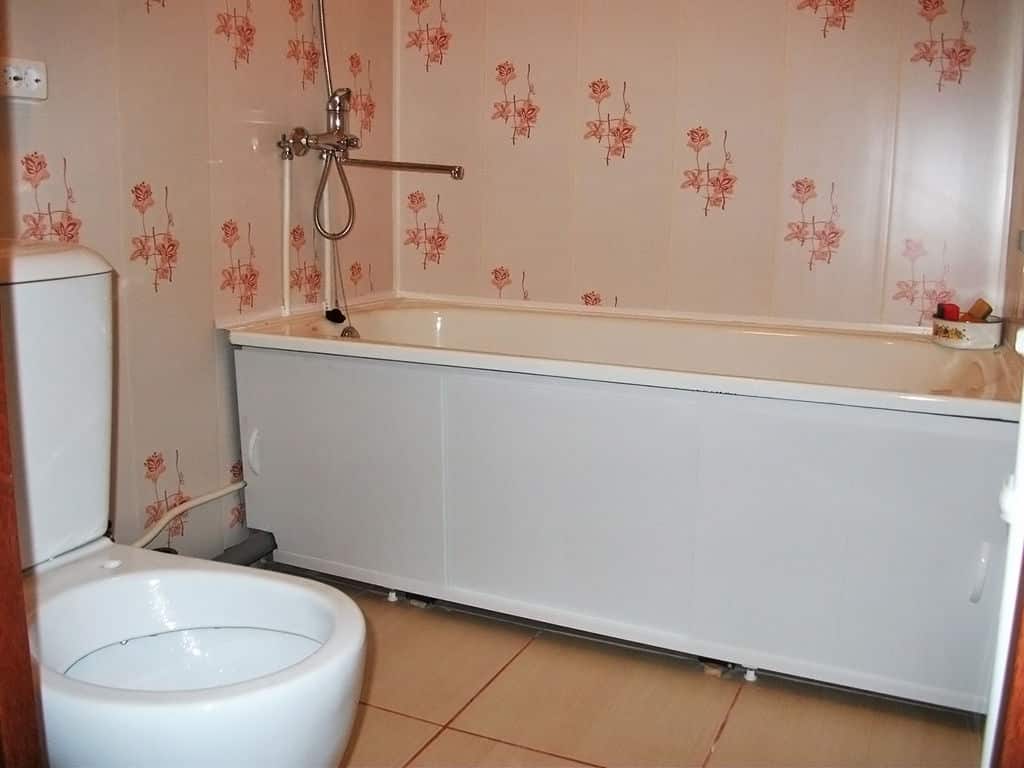 полочка между ванной и стеной