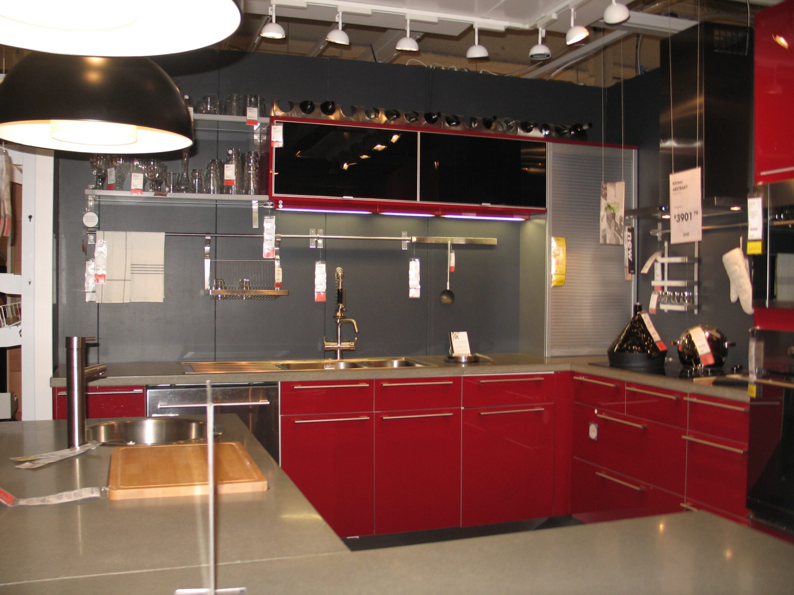 Красная с черным кухня в современном стиле