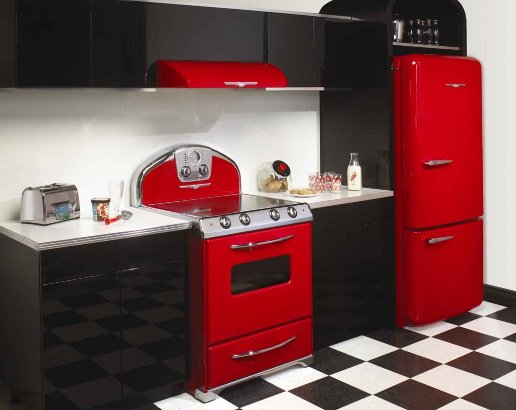 холодильник яркой окраски на ретро кухне