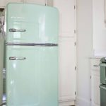 нежно-зеленый большой ретро холодильник