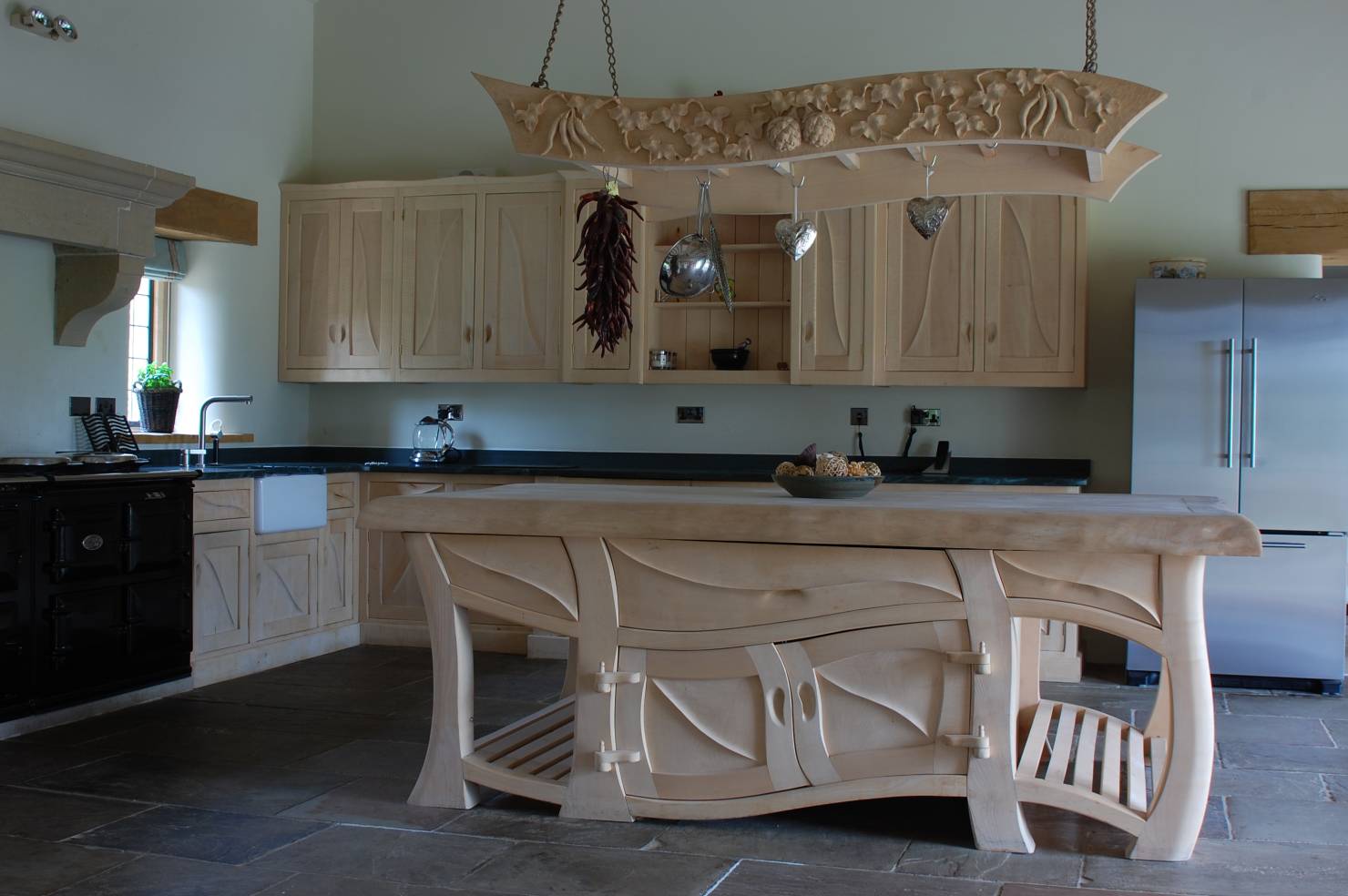 Кухни хорошие деревянные. Деревянный кухонный гарнитур. Необычная кухня из дерева. Кухонный гарнитур из дерева. Оригинальный кухонный гарнитур из дерева.
