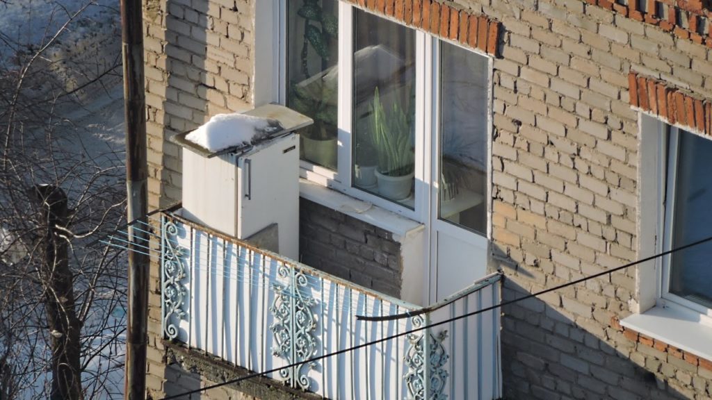 холодильник на открытом балконе