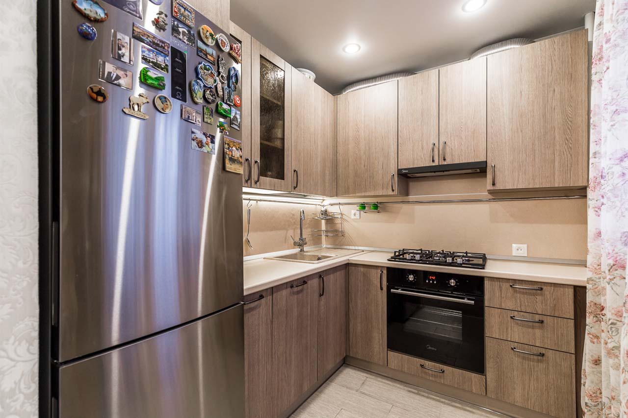 Дизайн кухни 9 кв метров с холодильником фото