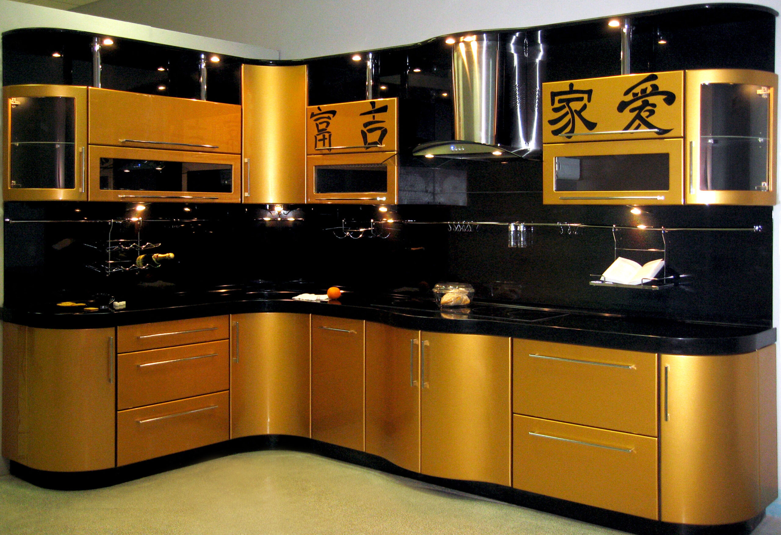 Золотая кухня  - признак роскоши и богатства. 