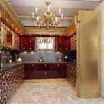 золотая кухня с красными элементами