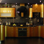 золотой глянец кухонной мебели на контрасте с темной отделкой