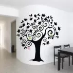 трафаретное черное дерево на стене