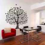 черное дерево на стене в столовой