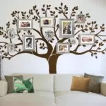 дерево с фоторамками на стене за диваном