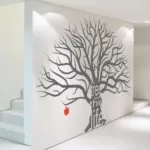 дерево-трафарет на стене