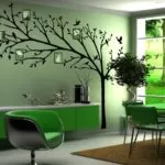 дерево на стене в зеленой комнате