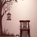 дерево на стене и стул