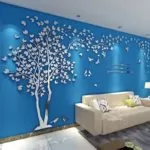 голубая стена с белым деревом