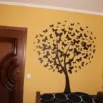 круглое дерево на стене