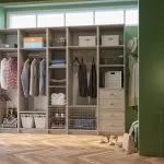 Бежевый гардероб на зеленом фоне